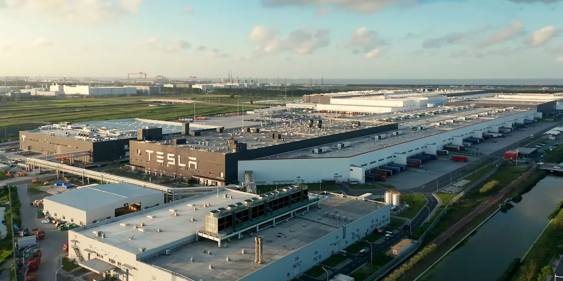 Tesla запустит в начале 2025 года мегафабрику аккумуляторов в Шанхае Tesla запустит в начале 2025 года мегафабрику аккумуляторов в Шанхае