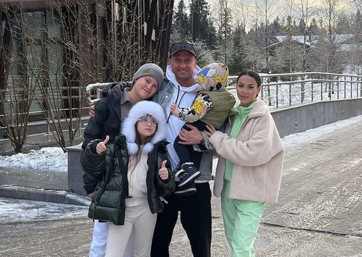 Зепюр Брутян вместе с Павлом Прилучным и его детьми появилась в Храме Христа Спасителя Зепюр Брутян вместе с Павлом Прилучным и его детьми появилась в Храме Христа Спасителя