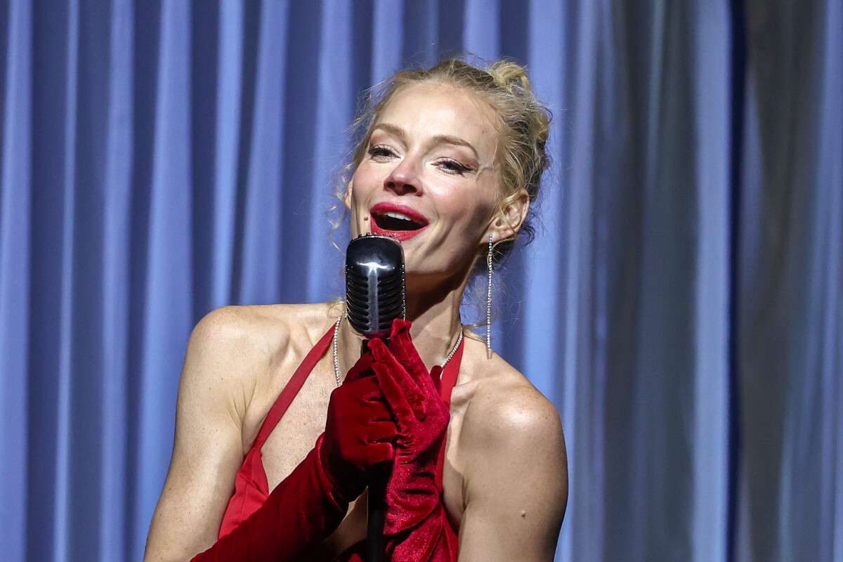 Уехавшая из России Светлана Ходченкова предстала топлес