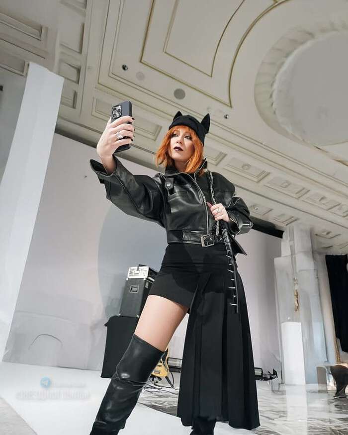 «Кошка-лук»: Юлия Савичева предстала в роковом образе «Кошка-лук»: Юлия Савичева предстала в роковом образе