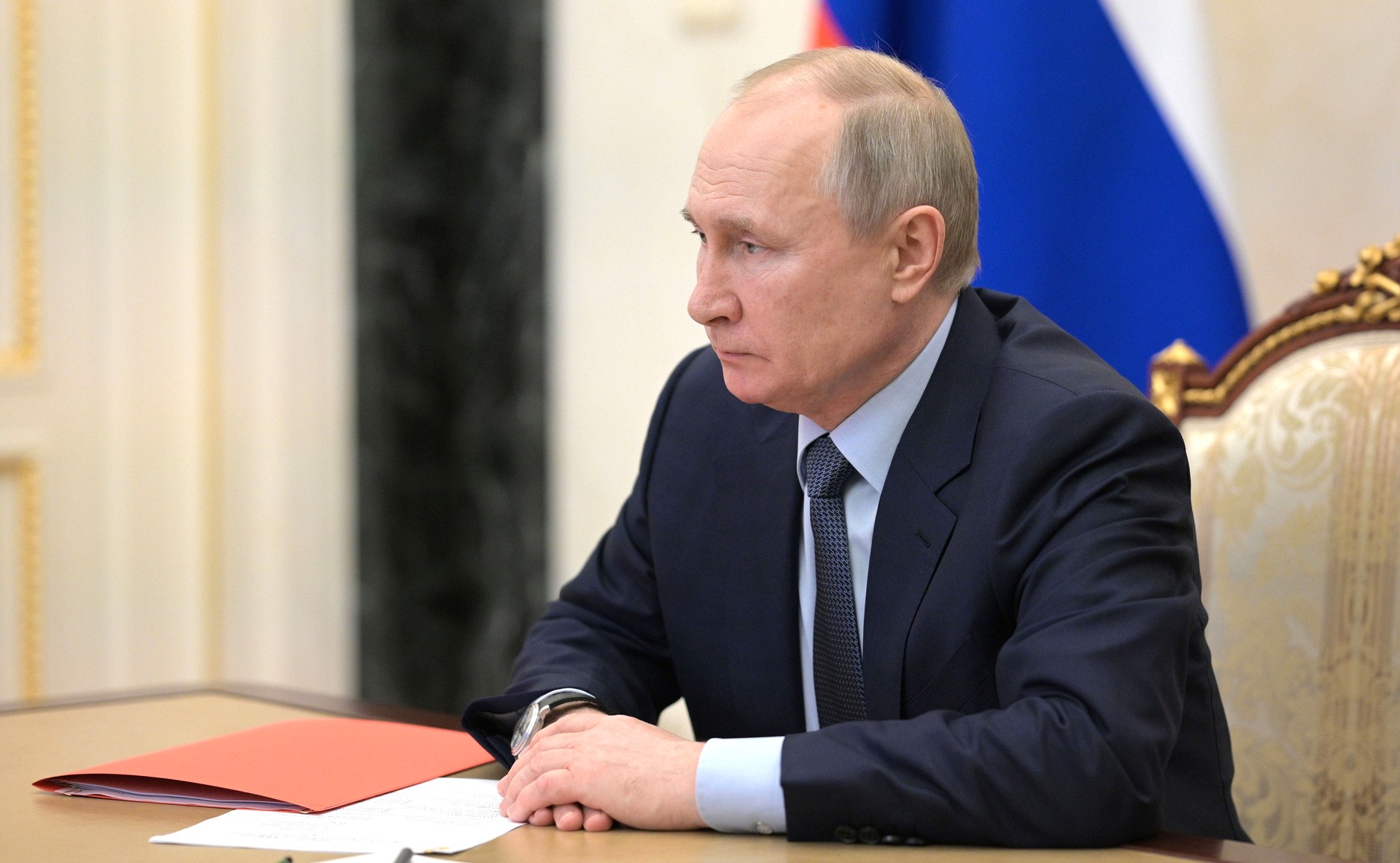 Путин ушел с заседания АСИ из-за срочного международного телефонного разговора Путин ушел с заседания АСИ из-за срочного международного телефонного разговора