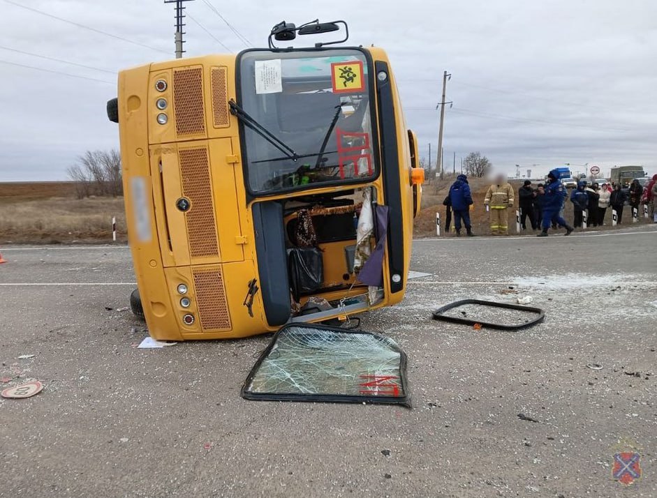 В попавшем в ДТП под Волгоградом школьном автобусе ехали около 20 детей В попавшем в ДТП под Волгоградом школьном автобусе ехали около 20 детей