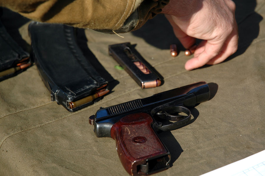 Провалившийся под лед житель Петербурга потерял в Неве пистолет