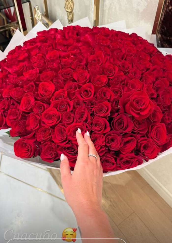 «Еле подняла»: Бузова получила роскошный презент от секретного бойфренда