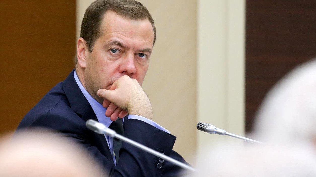 Медведев назвал Зеленского «больным животным» и намекнул на его уничтожение Медведев назвал Зеленского «больным животным» и намекнул на его уничтожение