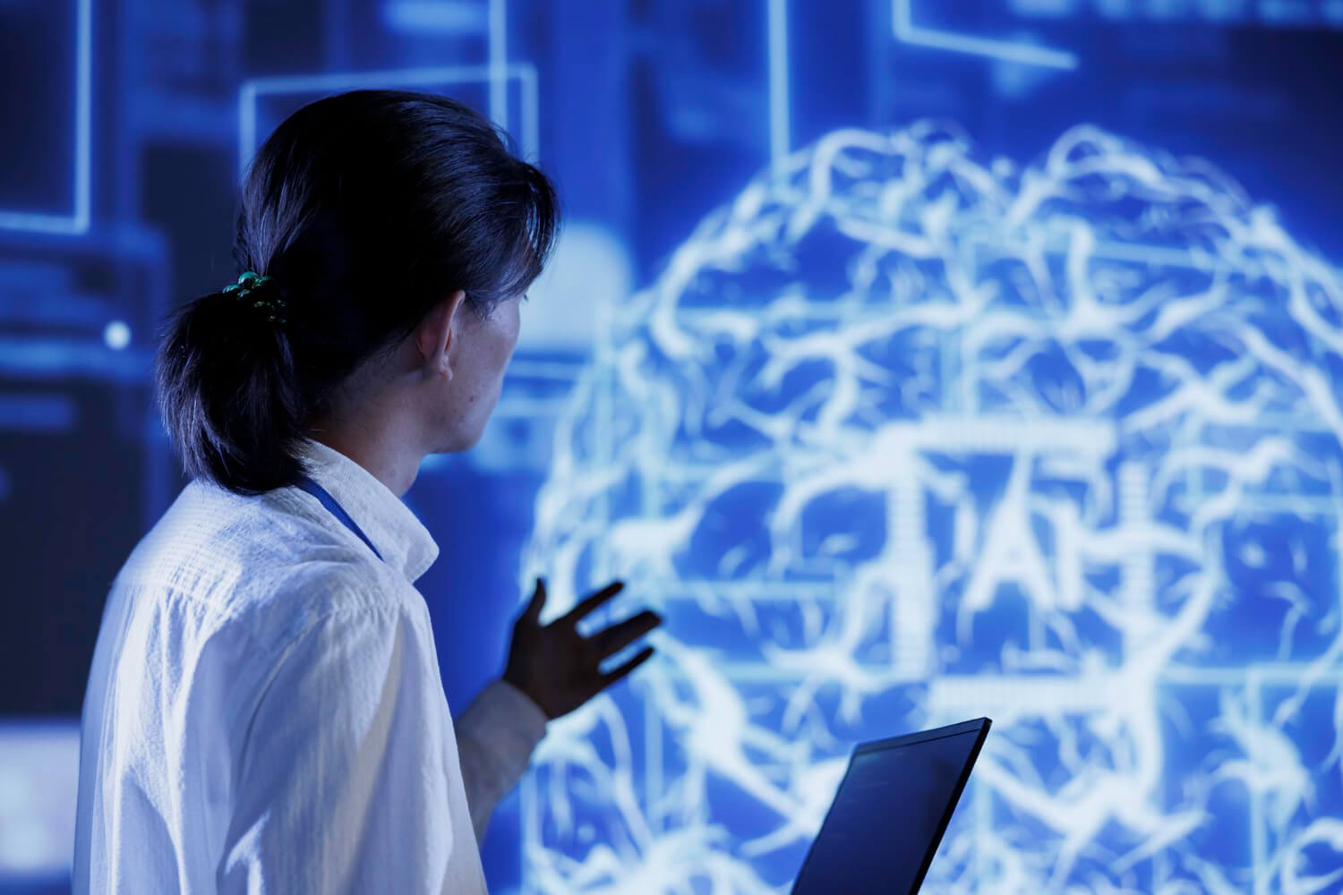 ИИ использует единый центр обработки разных типов данных, как мозг человека