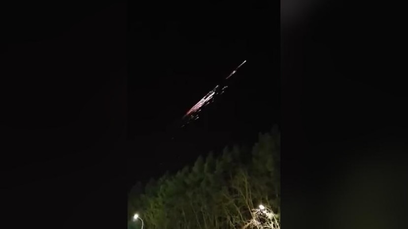 Посмотрите на огненный дождь в небе: фрагменты ракеты SpaceX упали в Европе Посмотрите на огненный дождь в небе: фрагменты ракеты SpaceX упали в Европе