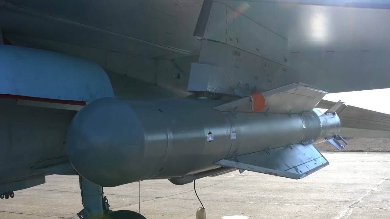Появилось видео удара ФАБ-3000 по мосту возле Казачьей Локни под Суджей Появилось видео удара ФАБ-3000 по мосту возле Казачьей Локни под Суджей