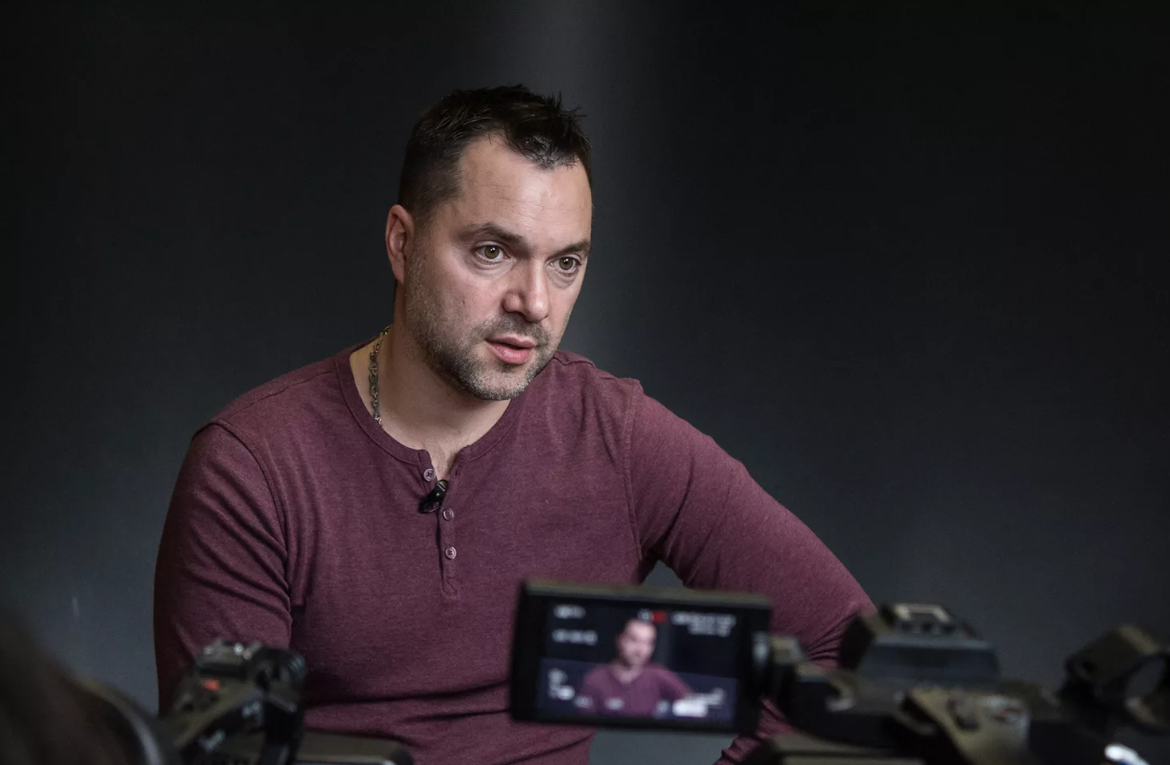 Арестович: Трамп хлопнул Зеленского по ушам и поставил его на «рельсы»