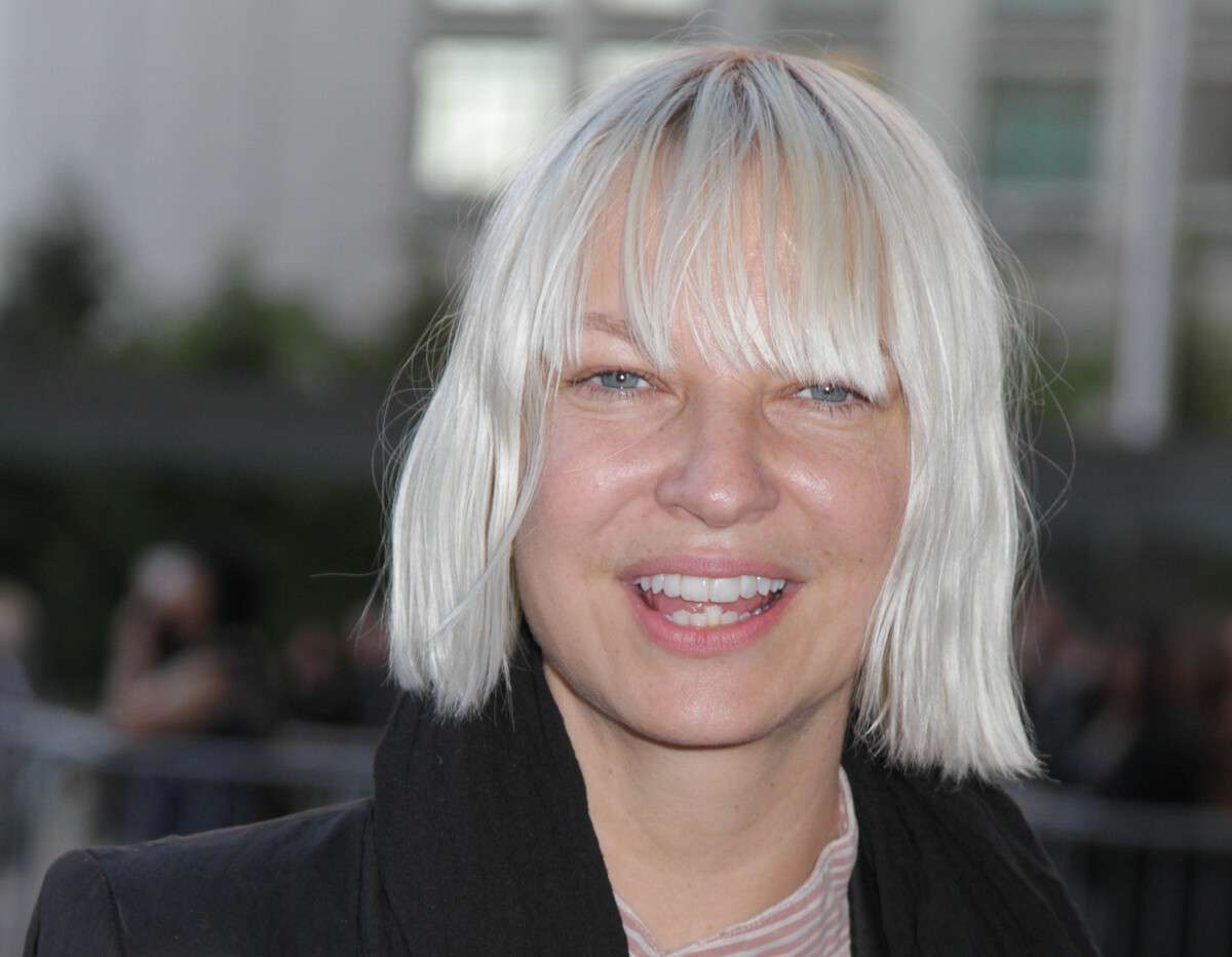 Хватило на два года: 49-летняя Sia ушла от отца своего третьего ребенка Хватило на два года: 49-летняя Sia ушла от отца своего третьего ребенка