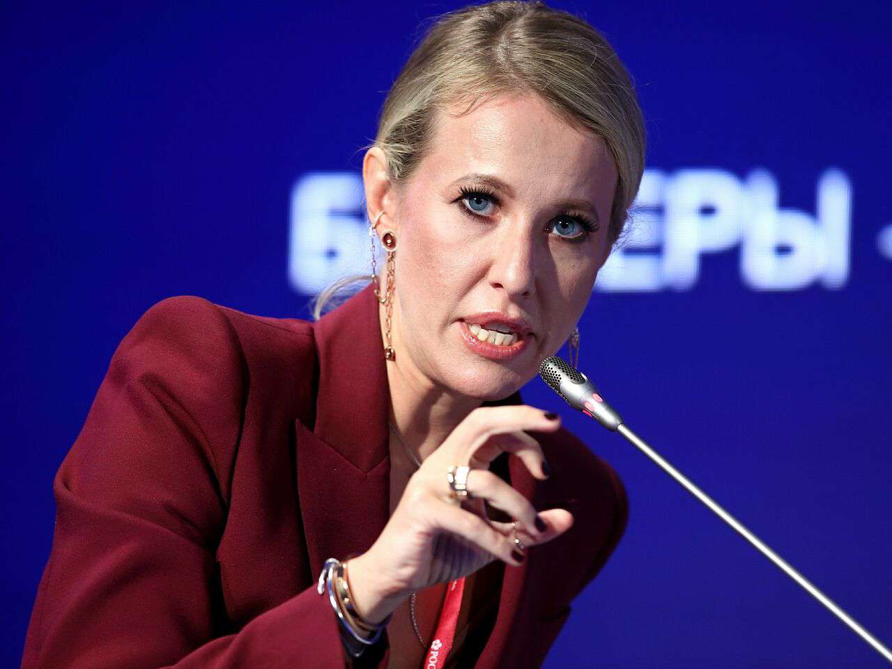 Задолжавшая миллион по суду Собчак улетела из России