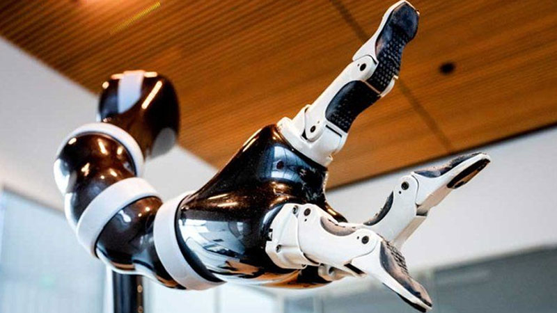 Парализованный пациент смог управлять роборукой силой мысли