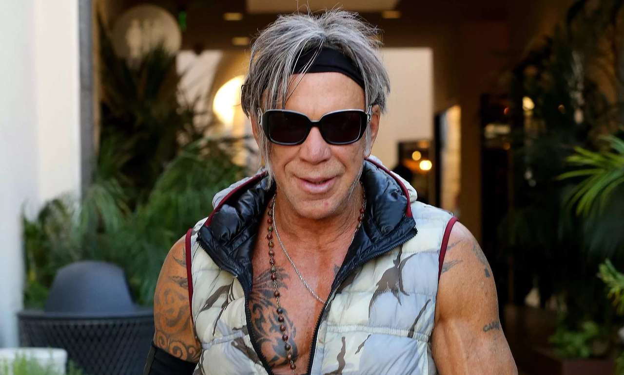 Микки Рурк опубликовал фото в новом парике