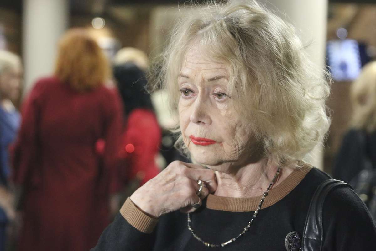 87-летняя Светлана Немоляева отказалась от госпитализации и продолжила работать 87-летняя Светлана Немоляева отказалась от госпитализации и продолжила работать