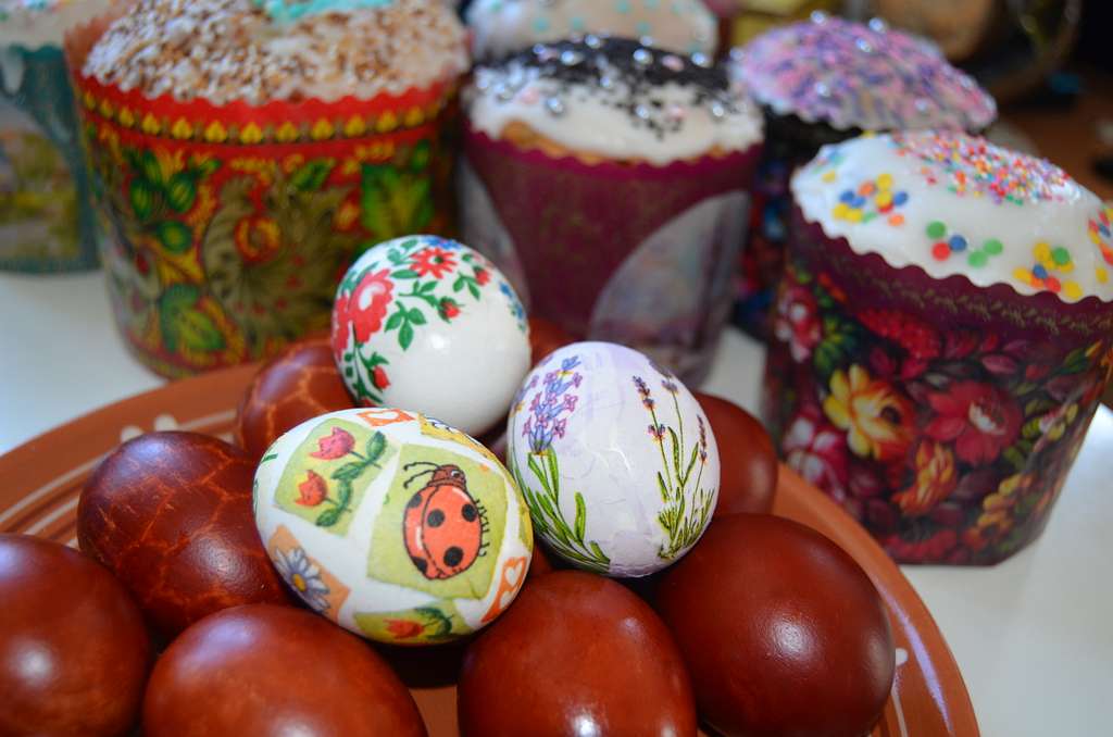 Сколько яиц и кулича можно съесть на Пасху: врачи назвали допустимую норму