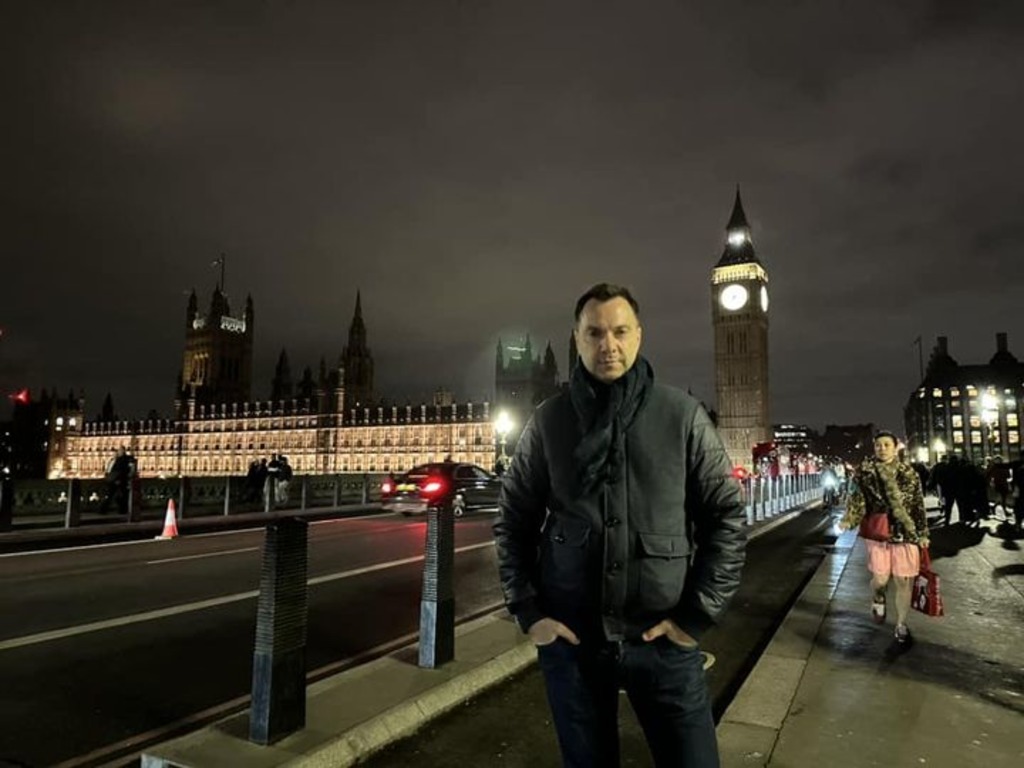 Арестович призвал Зеленского соглашаться на потерю территорий по линии фронта Арестович призвал Зеленского соглашаться на потерю территорий по линии фронта