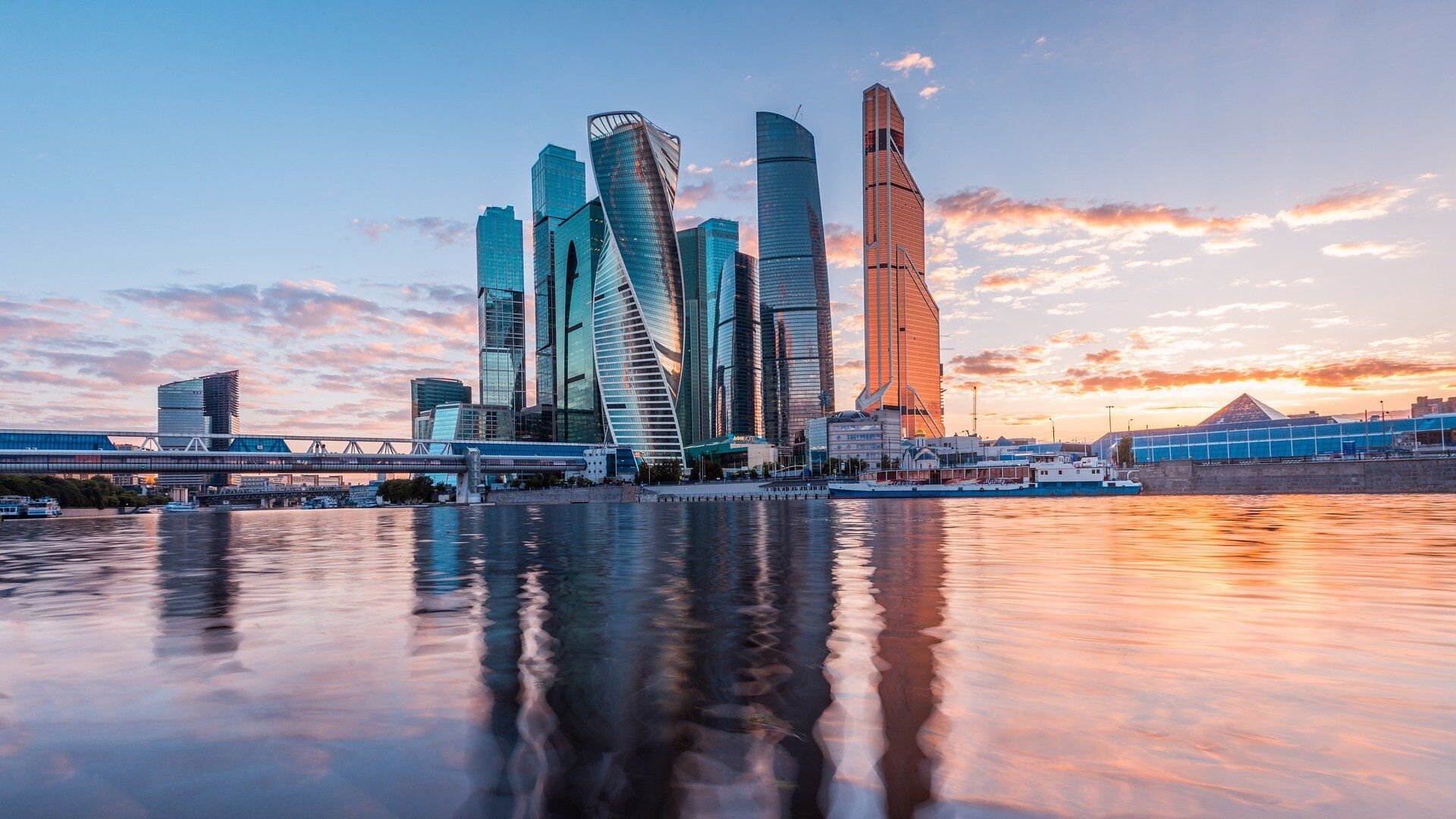 112: причиной пожара в ТЦ Афимолл в Москва-Сити стал взрыв автомобиля 112: причиной пожара в ТЦ Афимолл в Москва-Сити стал взрыв автомобиля