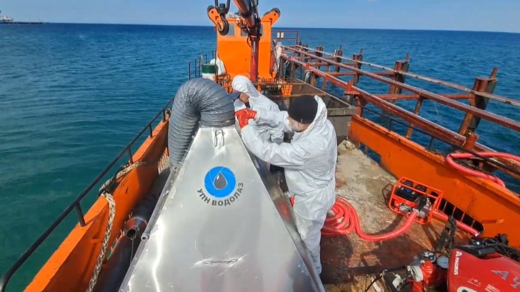 В Анапе испытали устройство для сбора мазута со дна моря В Анапе испытали устройство для сбора мазута со дна моря