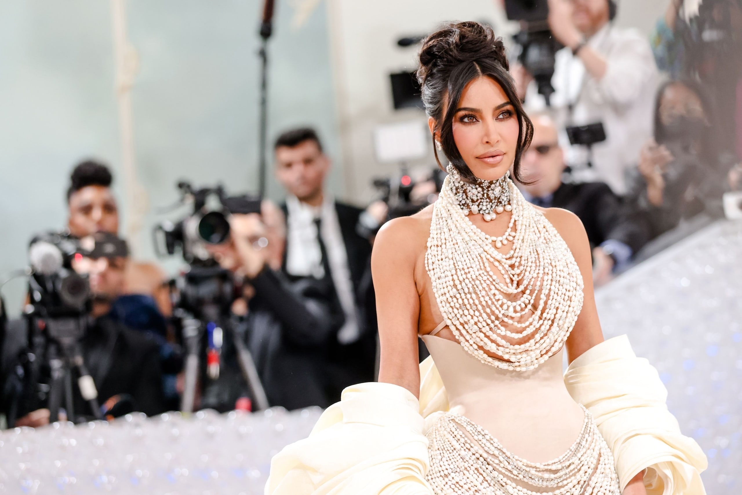 Над грабителями Ким Кардашьян начался суд в Париже