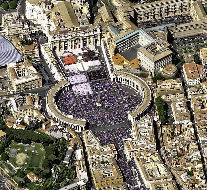 Посмотрите, как похороны Папы Римского выглядели из космоса