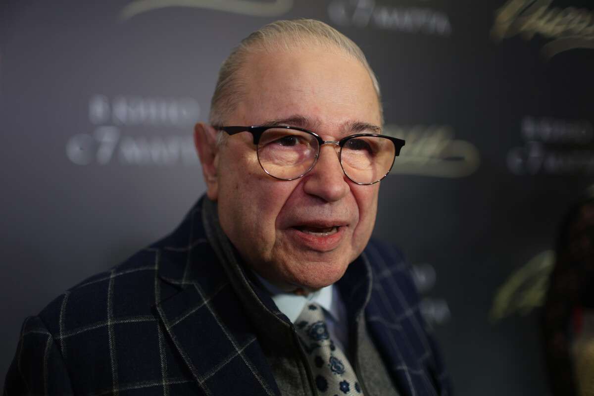 Евгений Петросян выписал 56-летнюю дочь из квартиры через суд Евгений Петросян выписал 56-летнюю дочь из квартиры через суд