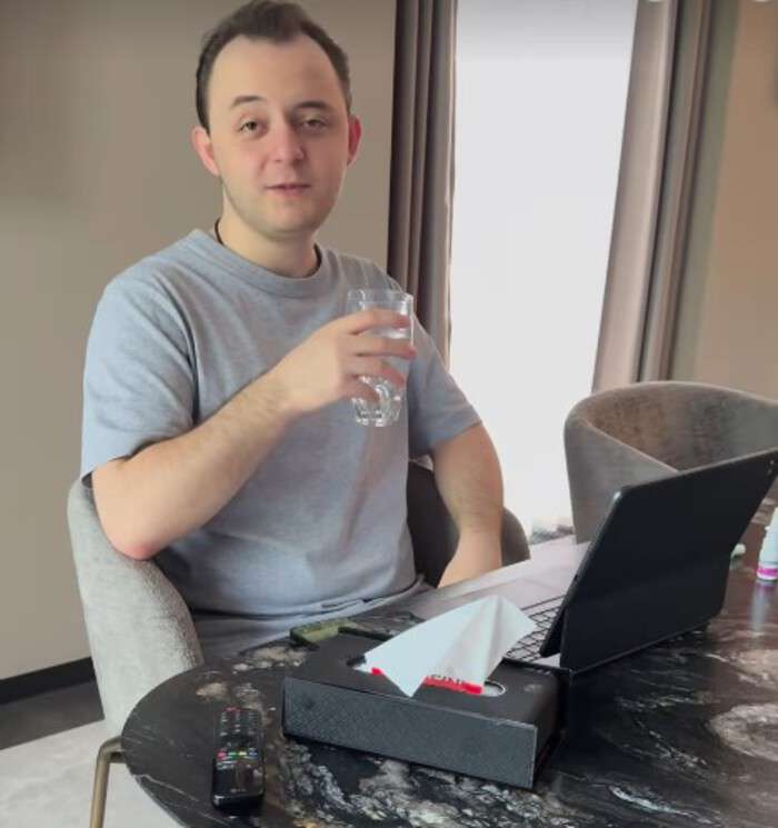 «Может, не будем?»: сын Орловой запретил ей себя снимать для соцсетей «Может, не будем?»: сын Орловой запретил ей себя снимать для соцсетей