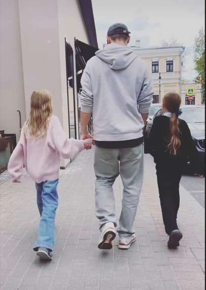 Редкое фото: жена Юры Борисова поделилась фрагментом прогулки с детьми