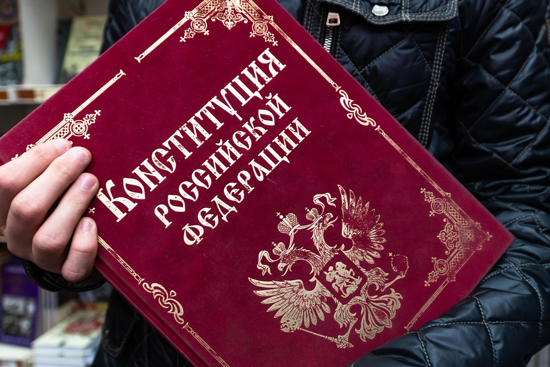 Вице-спикер Госдумы Толстой допустил новые изменения Конституции РФ Вице-спикер Госдумы Толстой допустил новые изменения Конституции РФ
