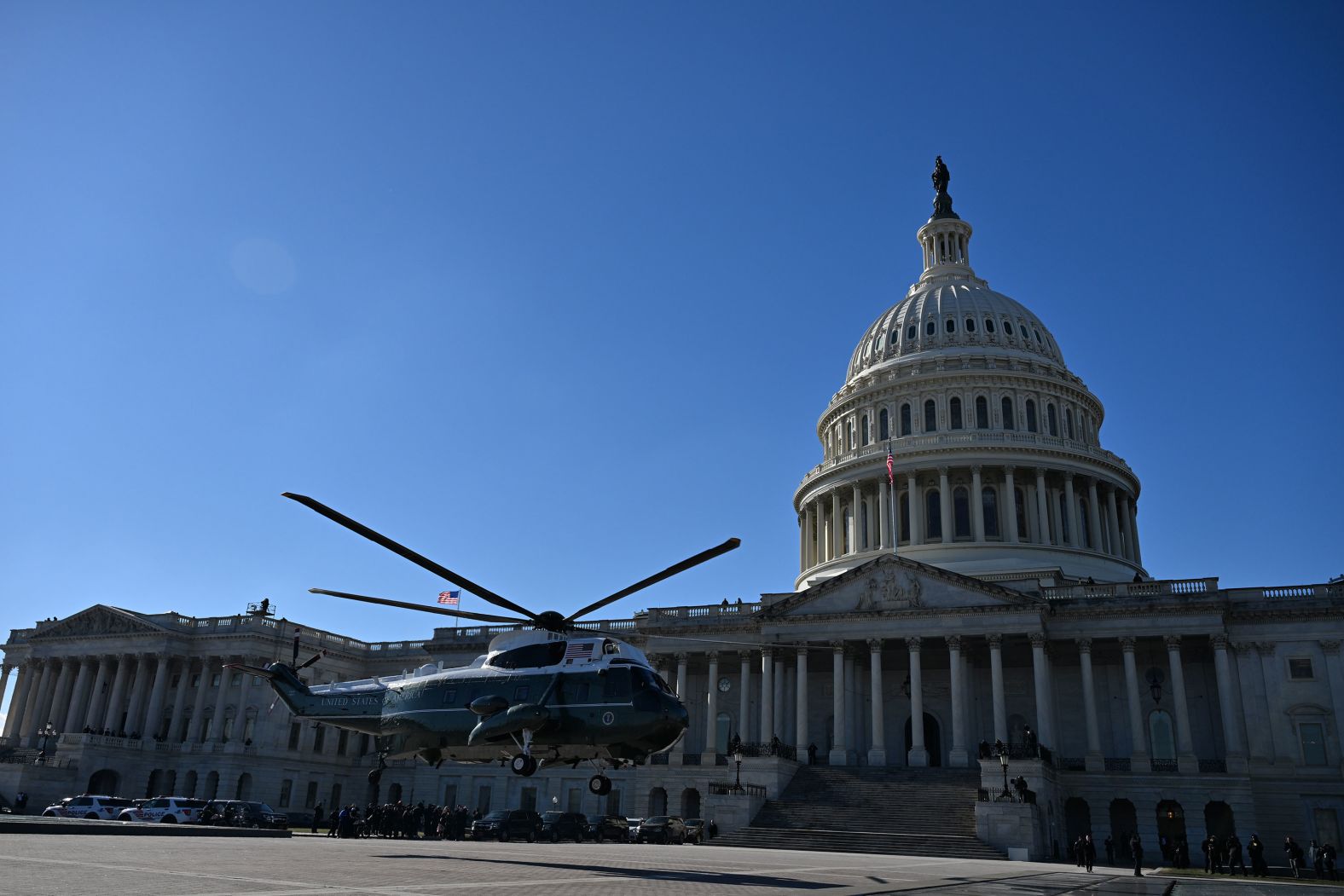 Вэнс заявил, что Трамп считает «тупым» недоверие между РФ и Западом