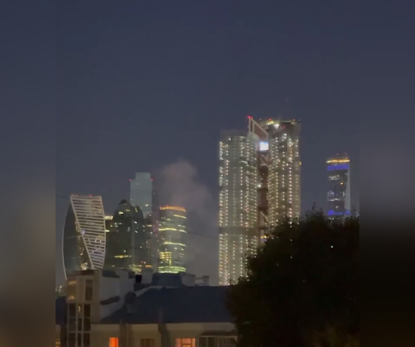 Прохожий попал в больницу после падения на него осколков в «Москва-Сити» Прохожий попал в больницу после падения на него осколков в «Москва-Сити»