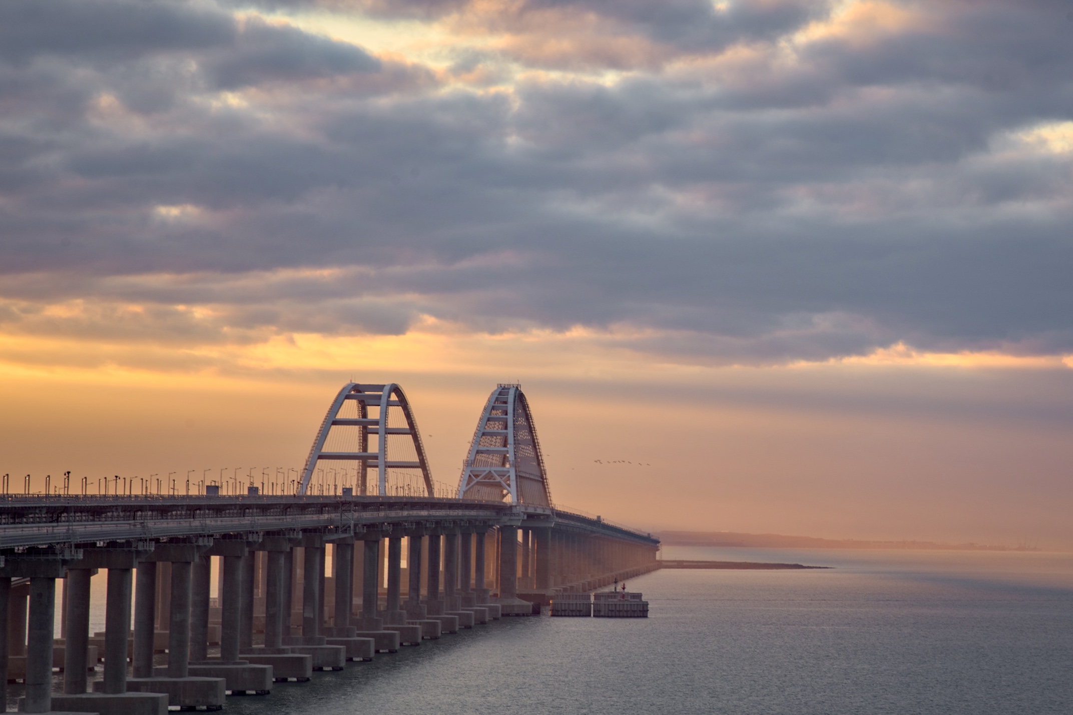 На Крымском мосту закрыли движение На Крымском мосту закрыли движение