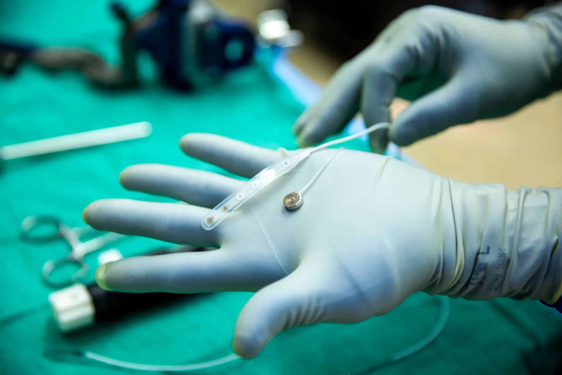 Конкурент Neuralink впервые испытал мозговой имплантат на человеке Конкурент Neuralink впервые испытал мозговой имплантат на человеке