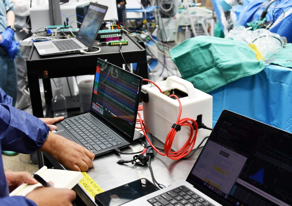 Конкурент Neuralink впервые испытал мозговой имплантат на человеке Конкурент Neuralink впервые испытал мозговой имплантат на человеке