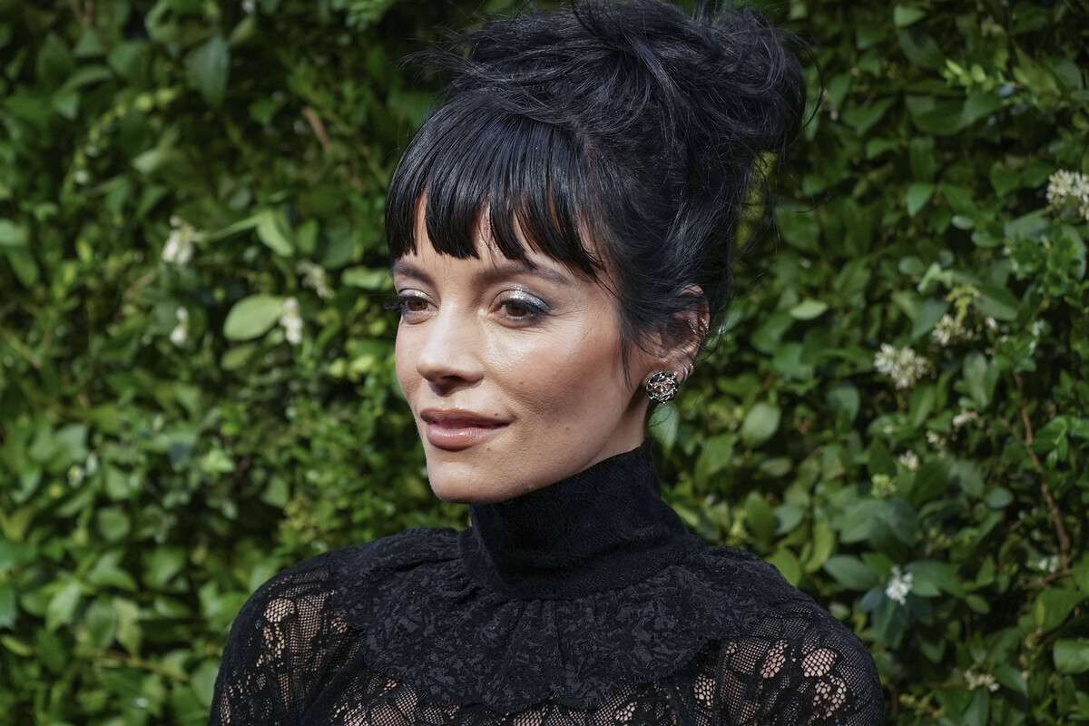 Сияли от счастья: Лили Аллен заметили на свидании с «Андреем Болконским»