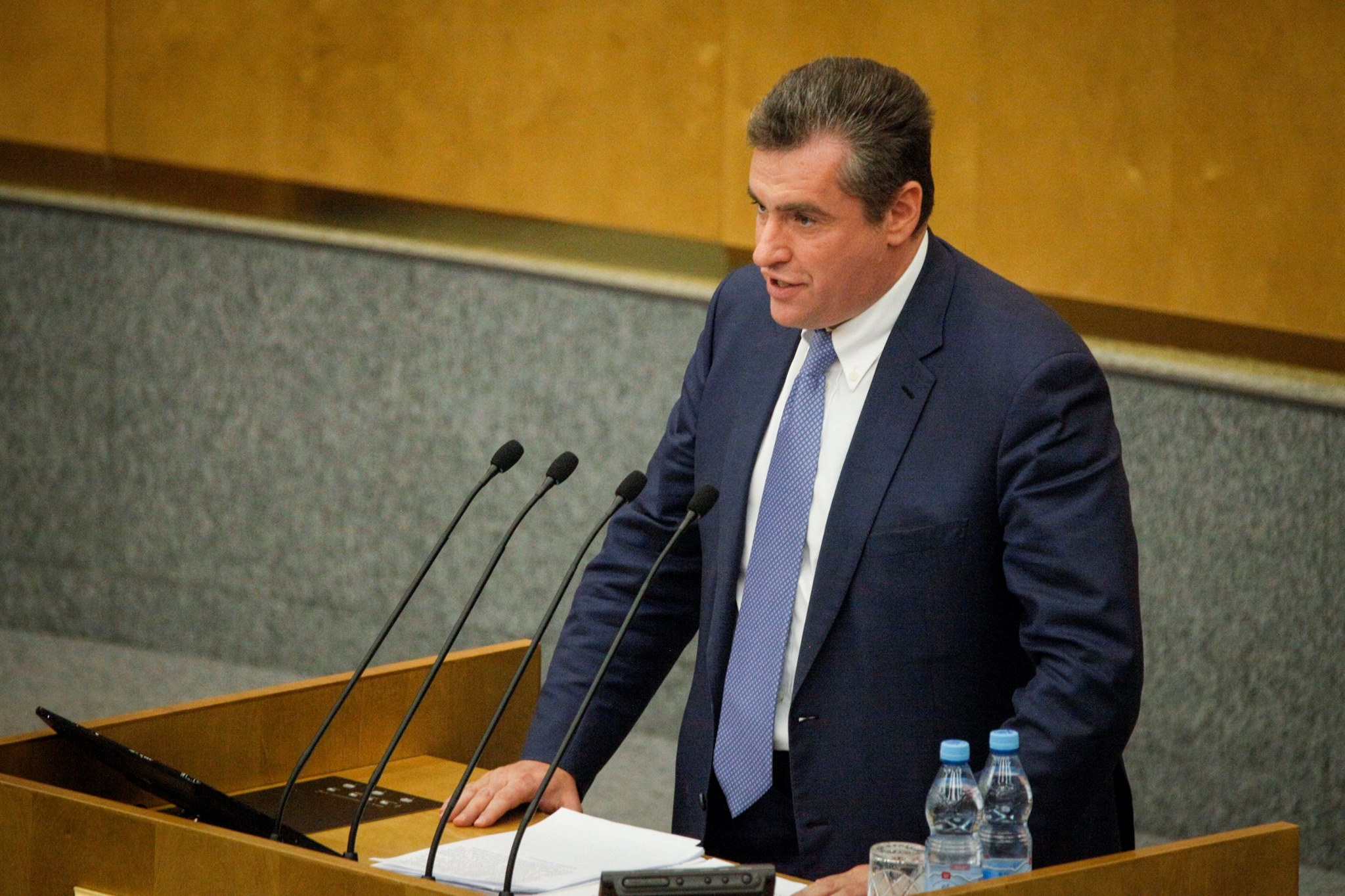 Лидер ЛДПР Леонид Слуцкий задремал прямо на ПМЭФ, его сняли на видео Лидер ЛДПР Леонид Слуцкий задремал прямо на ПМЭФ, его сняли на видео