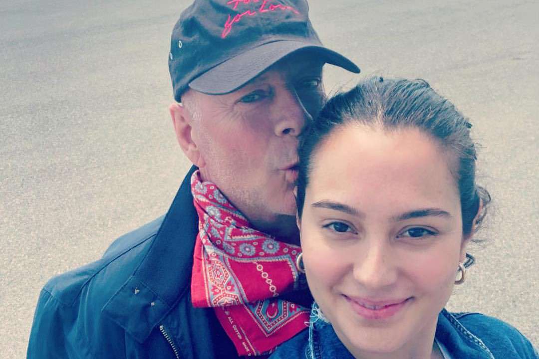 «Спасибо всем!»: жена тяжелобольного Брюса Уиллиса обратилась к семье в особый день «Спасибо всем!»: жена тяжелобольного Брюса Уиллиса обратилась к семье в особый день