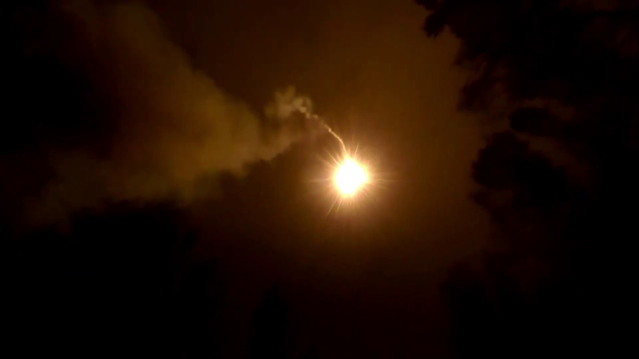 Опубликованы первые кадры прилётов иранских ракет по базе США в Катаре Опубликованы первые кадры прилётов иранских ракет по базе США в Катаре