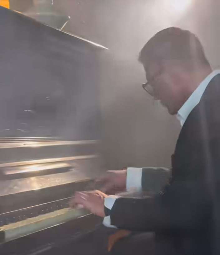 Павел Прилучный удивил поклонников игрой на рояле в элегантном костюме