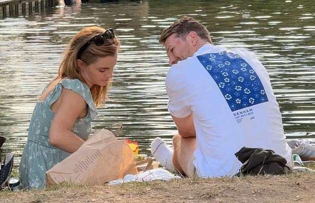 Эмма Уотсон замечена на пикнике с новым возлюбленным