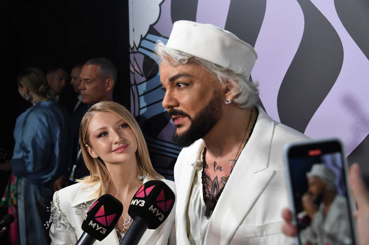 Оплачивает все ее счета: продюсер рассказал о тайном любовнике протеже Киркорова