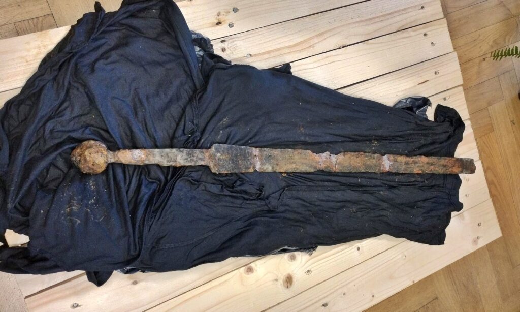 В Польше рыбак выловил из Вислы меч тамплиеров