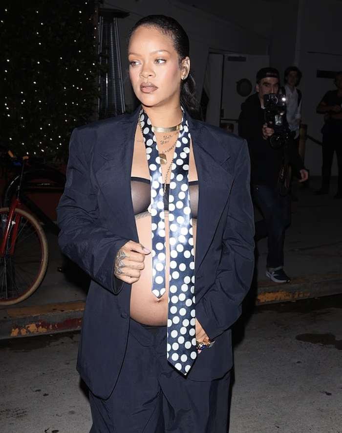 Смелый образ: папарацци заметили беременную Рианну в ресторане