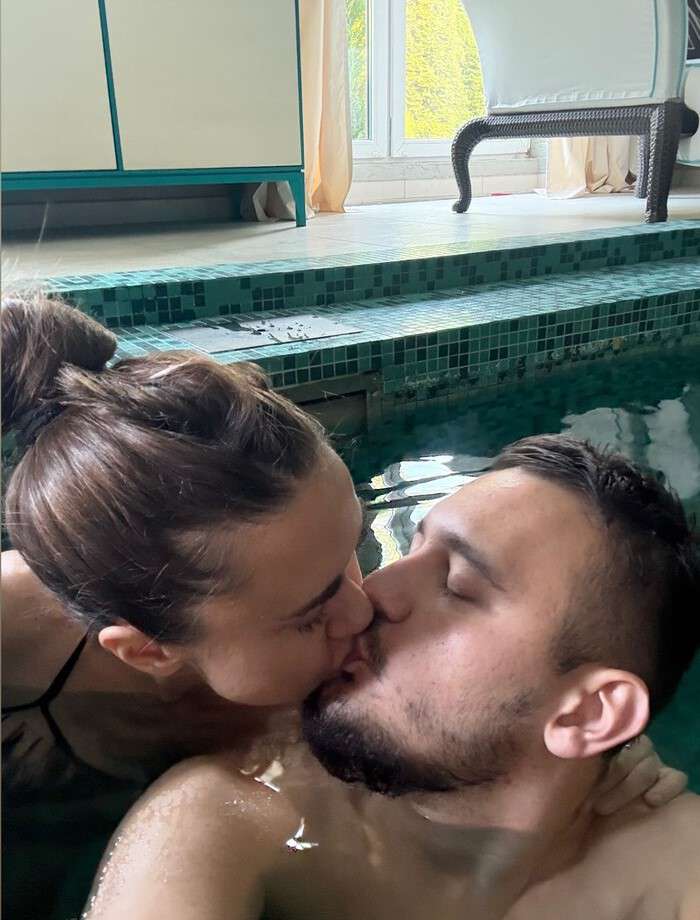 Дочь Успенской запечатлела поцелуй с бойфрендом в бассейне