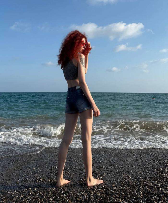 Отпуск у моря: дочь Леонида Якубовича поделилась снимком в мини-шортах