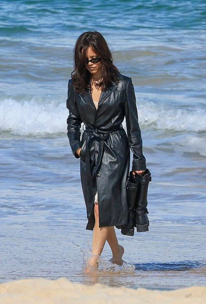 «Что с ней случилось?»: появление одетой в плащ Дженны Ортеги на пляже смутило публику