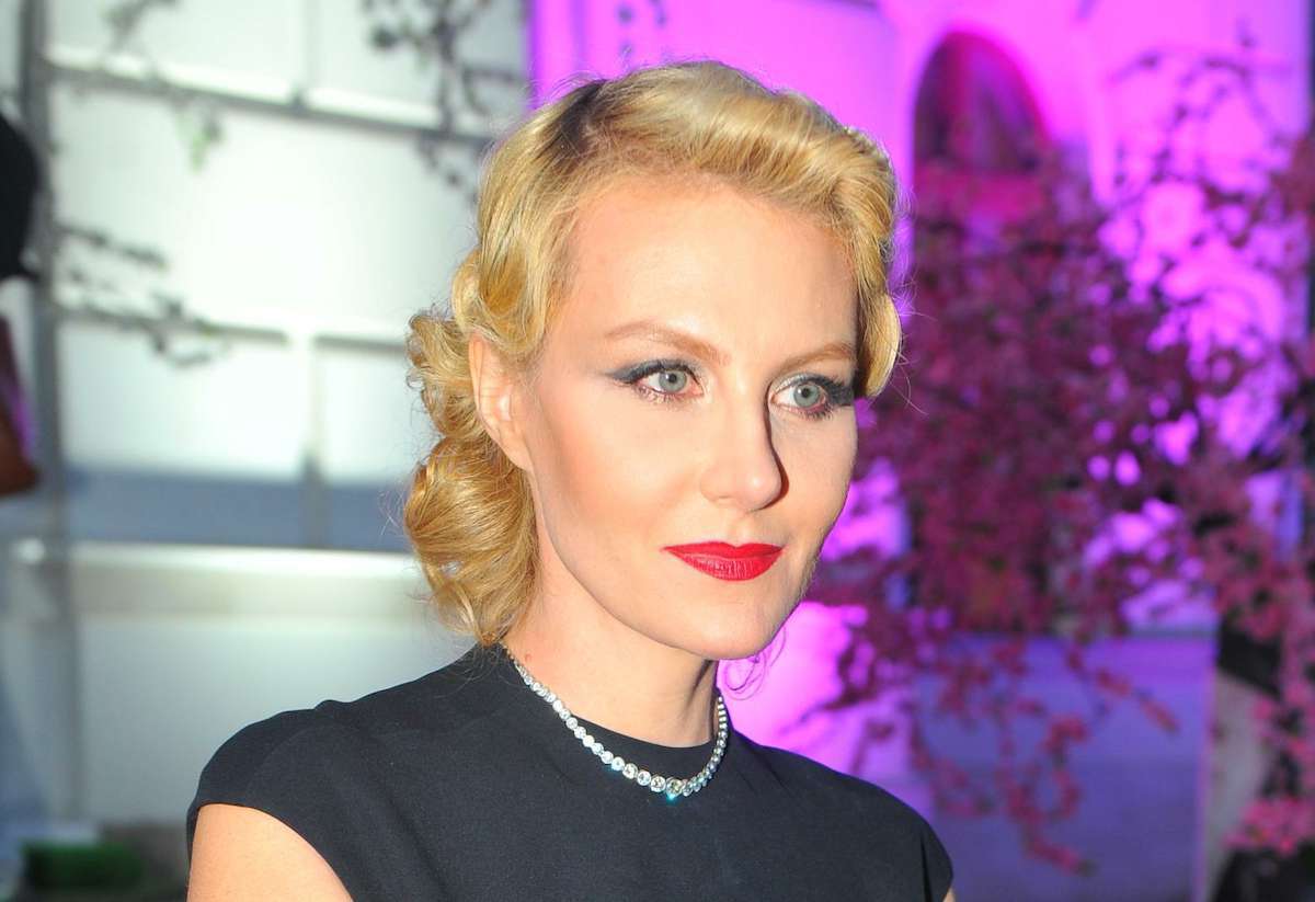 Рената Литвинова предстала перед поклонниками в траурном одеянии