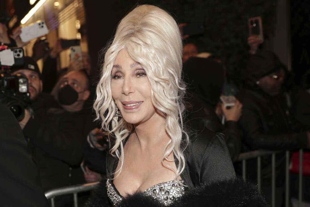 «Губы клоуна»: друзья молодящейся Шер всерьез обеспокоены ее проблемами с лицом