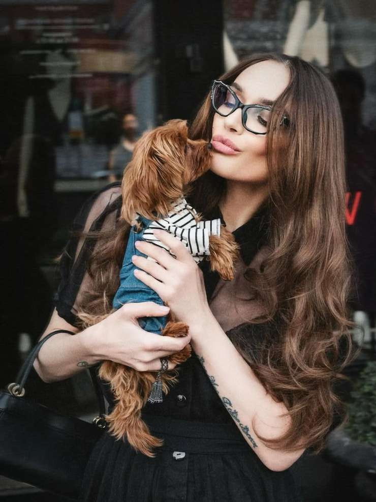 «Всю облапал»: 72-летний Микки Рурк и Алена Водонаева попали на видео в пикантный момент