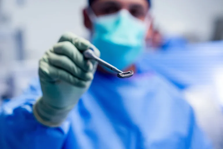 Пациенту установили персональный имплант для позвонков, спроектированный ИИ