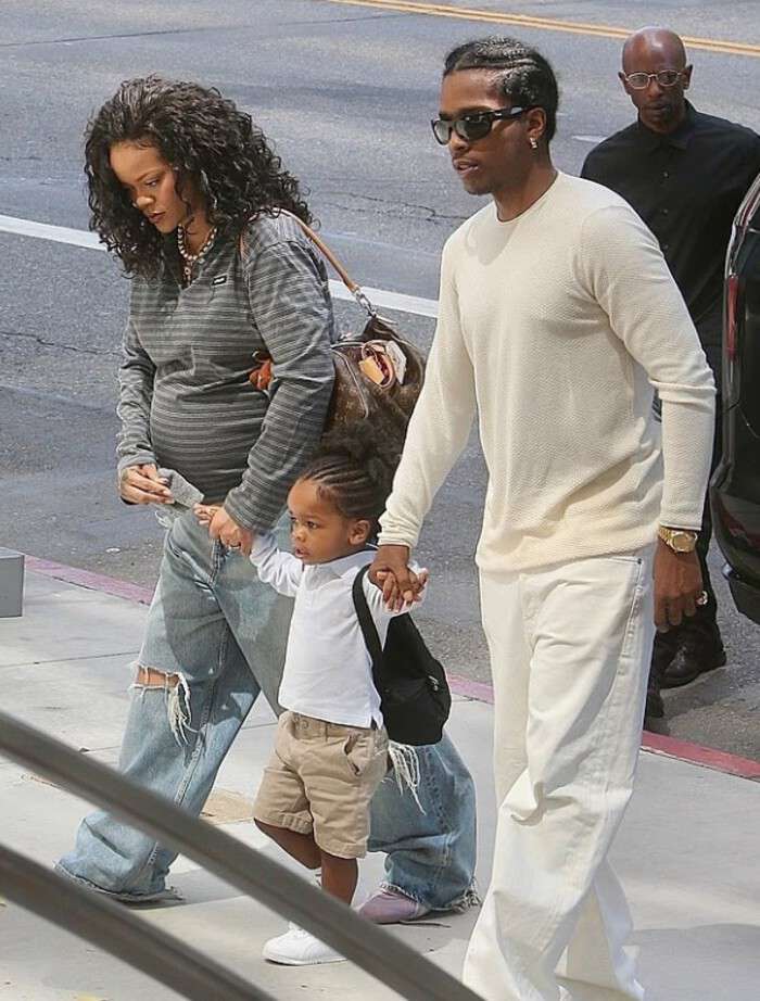 Беременная Рианна вышла на прогулку с мужем и старшим сыном RZA